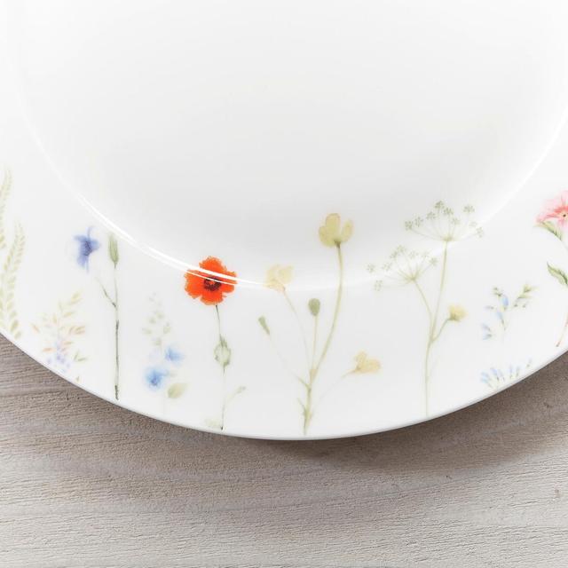 Kaffeservis i porslin med blommigt mönster