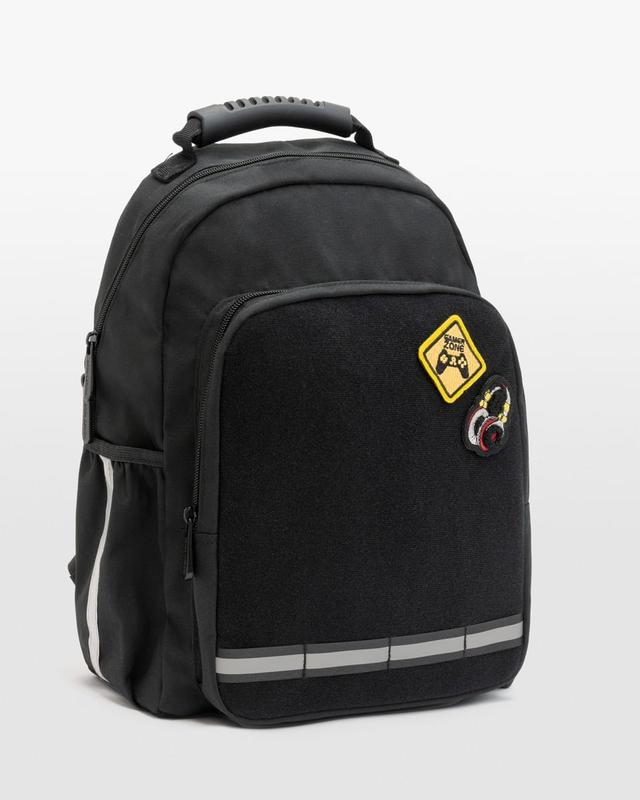 Svart skolryggsäck med patches