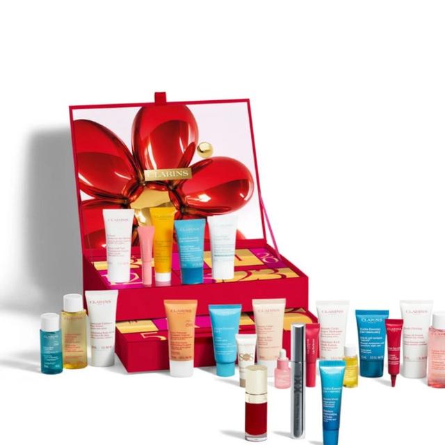 Clarins adventskalender med 24 produkter värda 3 949 kr plus gåva på köpet