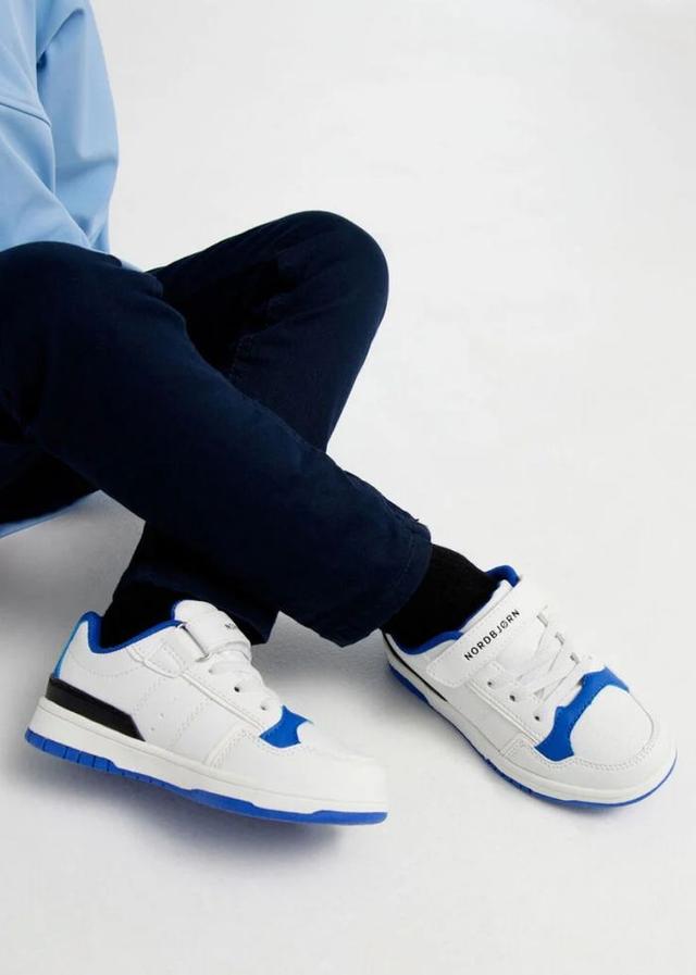 Nordbjørn Fido Vita och Blåa Sneakers