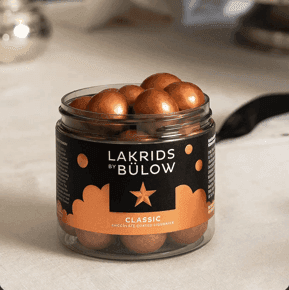 Få en burk Classic Caramel (125 g) hos Lakrids by Bülow